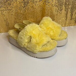 Koolaburra by UGG women’s Ya-Baby slipper sandal in the pale banana color